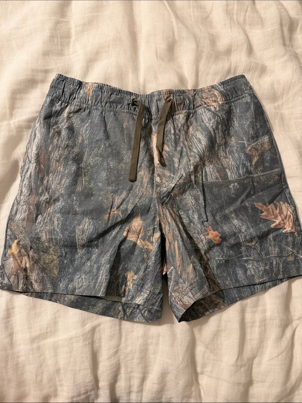 Men's Camouflage-Print Athletic Shorts in Gray and Tan